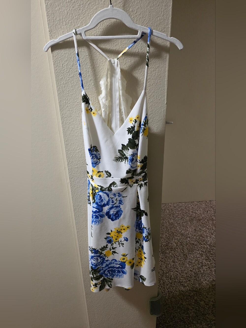 B. Smart White Floral V-Neck Spaghetti Strap Dress
